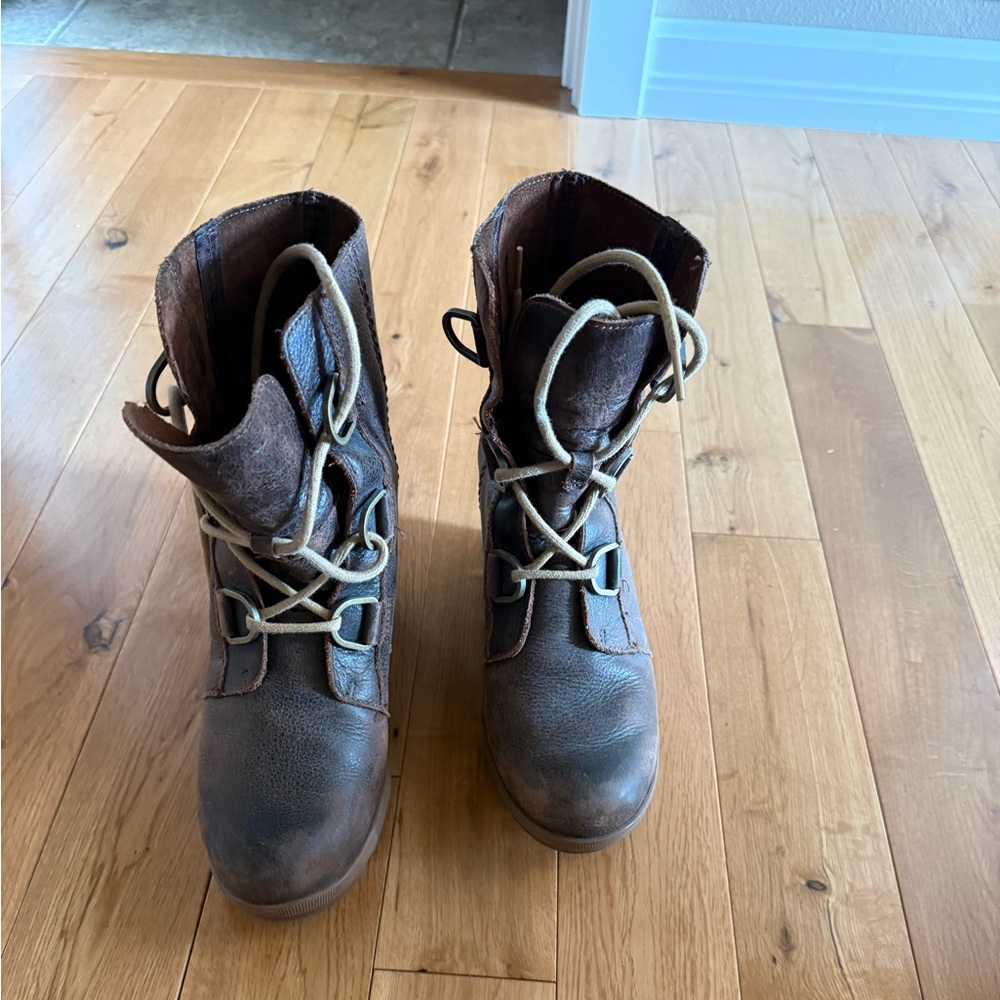 Sorel Joan of Arc Women's Brown Lace-Up Leather Boots